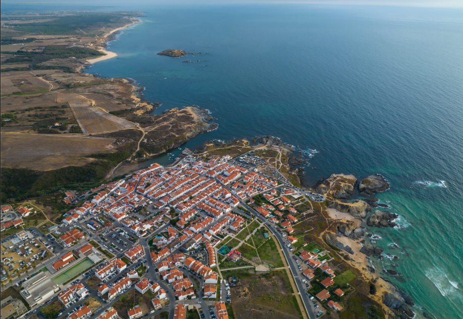 Vista aérea de Porto covo, Sines, na costa alentejana de Portugal