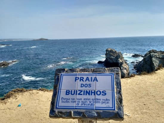 Placa da praia dos Buizinhos em Porto covo com a frase: "Porque nas suas areias existem muitos buzios com os quais se fazem peças de artesanato."