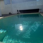 Foto com close na Piscina privativa com água cristalina