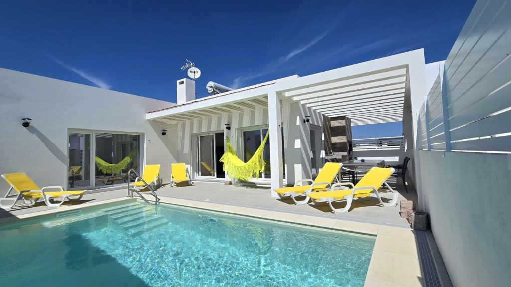 Area de piscina e churrasco na casa de praia Porto covo escape. Sines, Alentejo - Portugal