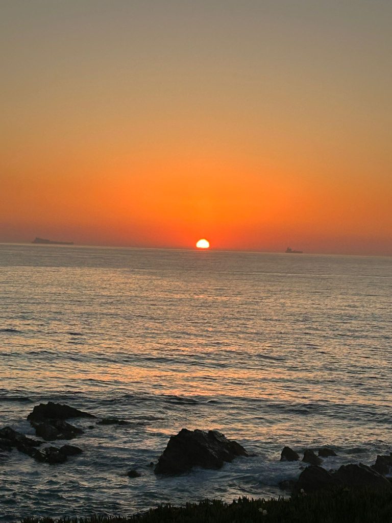 Pôr do sol em porto covo, considerado o pôr do sol mais belo de Portugal